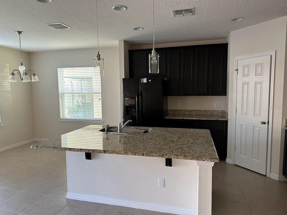 For Rent: $2,700 (4 beds, 2 baths, 1964 Square Feet)