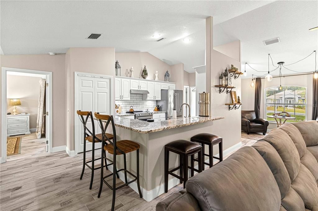 合同活跃: $410,000 (3 贝兹, 2 浴室, 1856 平方英尺)