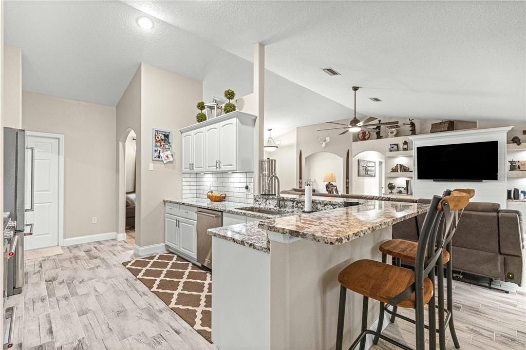 合同活跃: $410,000 (3 贝兹, 2 浴室, 1856 平方英尺)