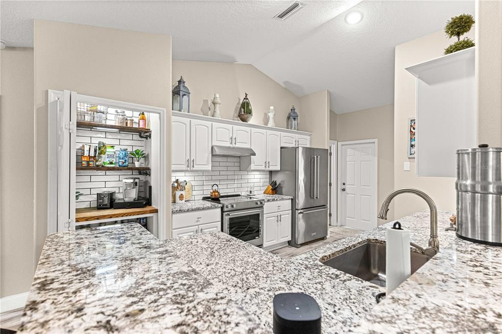 合同活跃: $410,000 (3 贝兹, 2 浴室, 1856 平方英尺)