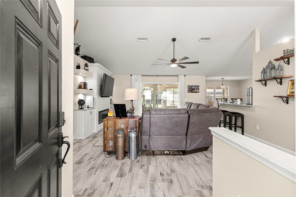 合同活跃: $410,000 (3 贝兹, 2 浴室, 1856 平方英尺)