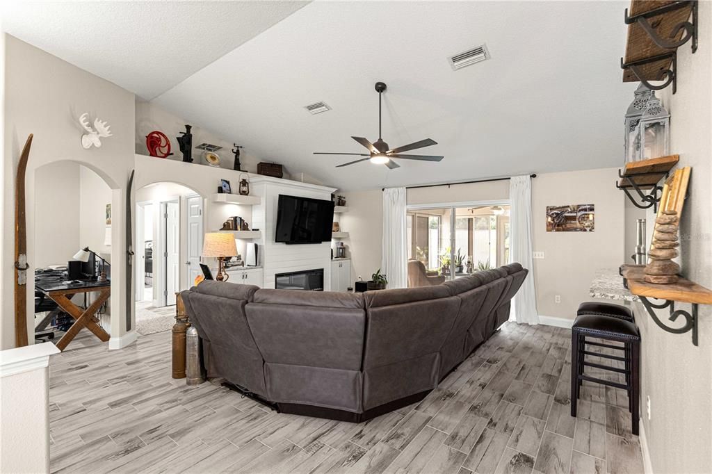 合同活跃: $410,000 (3 贝兹, 2 浴室, 1856 平方英尺)