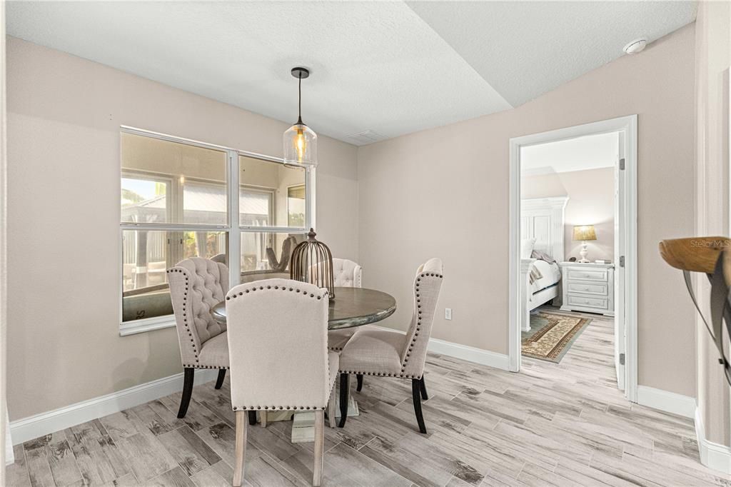 合同活跃: $410,000 (3 贝兹, 2 浴室, 1856 平方英尺)