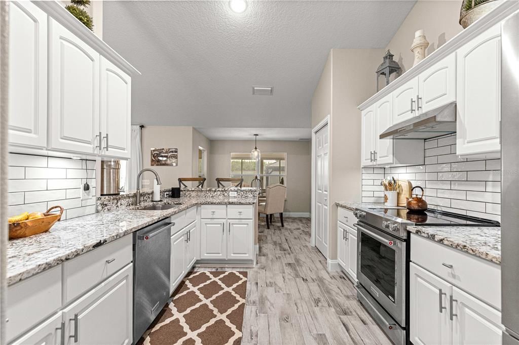 合同活跃: $410,000 (3 贝兹, 2 浴室, 1856 平方英尺)