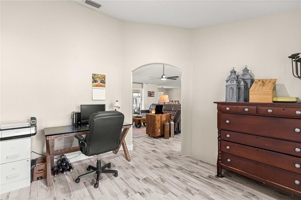 合同活跃: $410,000 (3 贝兹, 2 浴室, 1856 平方英尺)