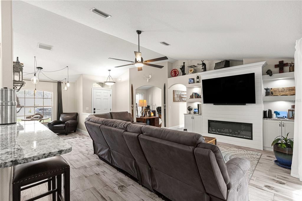 合同活跃: $410,000 (3 贝兹, 2 浴室, 1856 平方英尺)