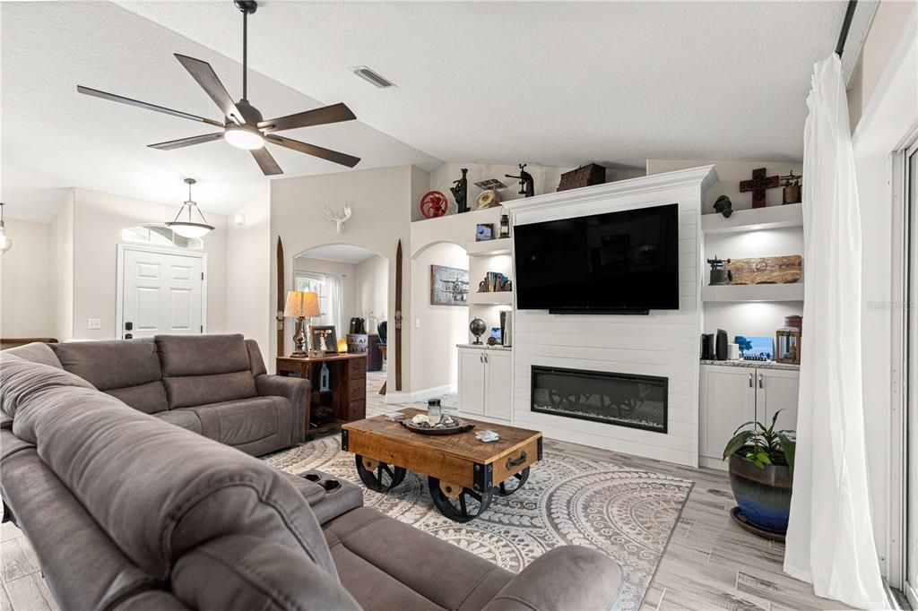 合同活跃: $410,000 (3 贝兹, 2 浴室, 1856 平方英尺)