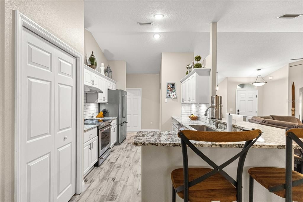 合同活跃: $410,000 (3 贝兹, 2 浴室, 1856 平方英尺)