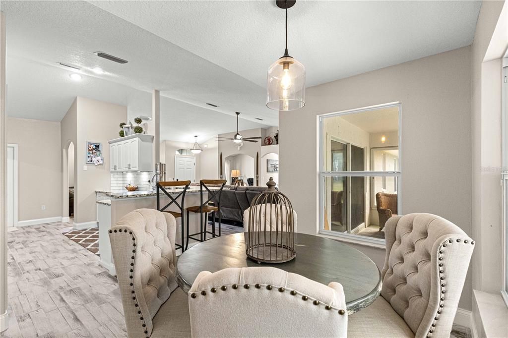 合同活跃: $410,000 (3 贝兹, 2 浴室, 1856 平方英尺)