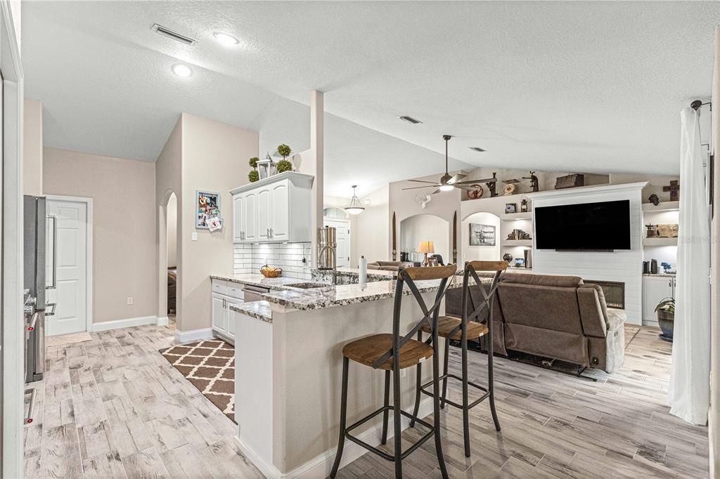 合同活跃: $410,000 (3 贝兹, 2 浴室, 1856 平方英尺)