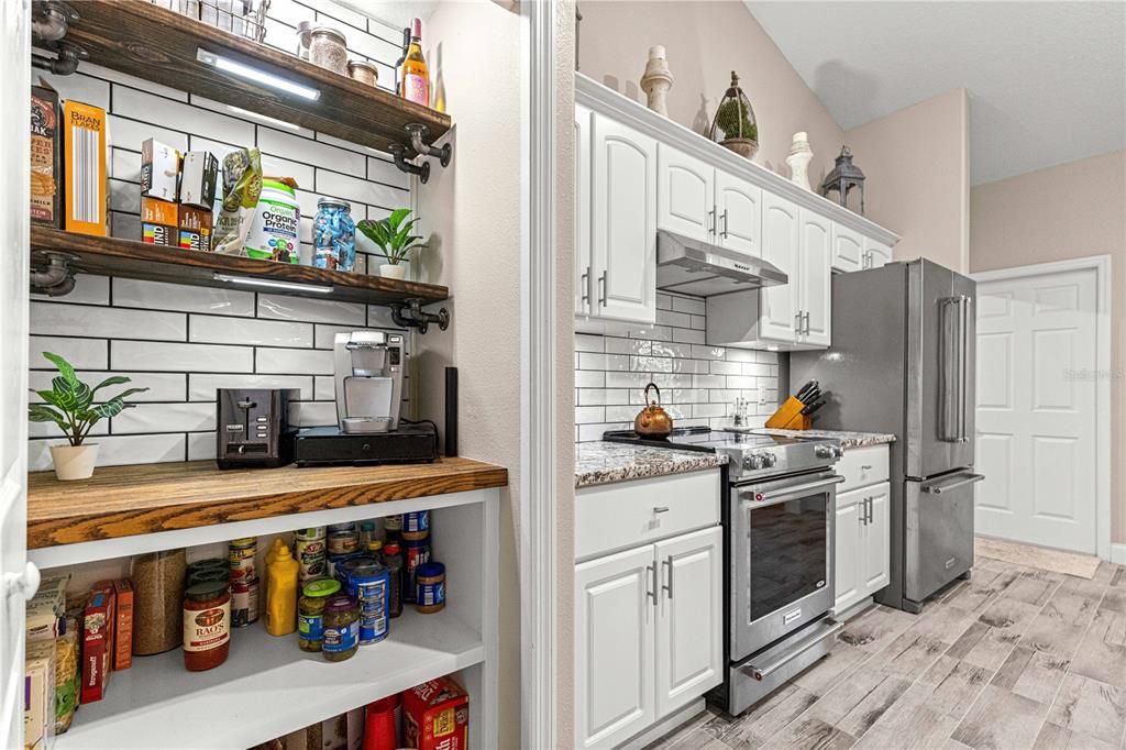 合同活跃: $410,000 (3 贝兹, 2 浴室, 1856 平方英尺)