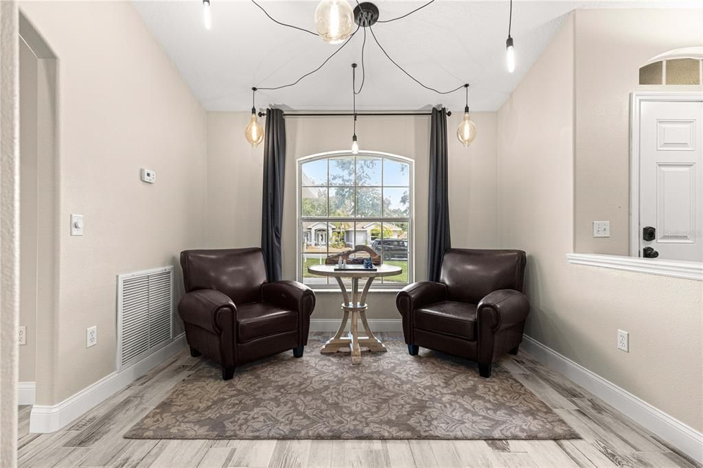 合同活跃: $410,000 (3 贝兹, 2 浴室, 1856 平方英尺)