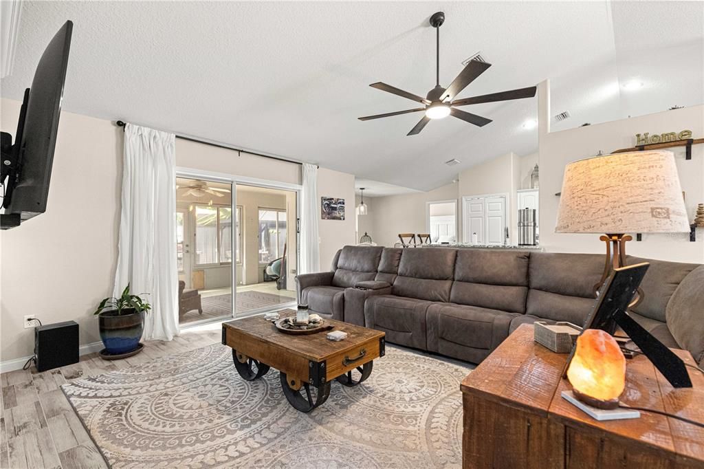 合同活跃: $410,000 (3 贝兹, 2 浴室, 1856 平方英尺)