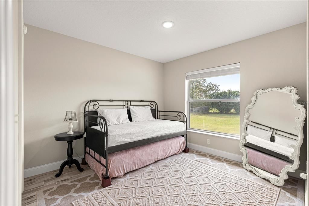 合同活跃: $410,000 (3 贝兹, 2 浴室, 1856 平方英尺)