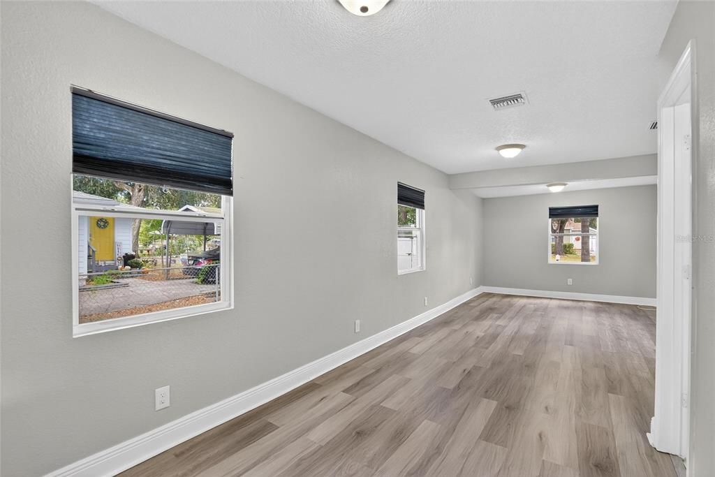 For Sale: $335,000 (2 beds, 2 baths, 1117 Square Feet)