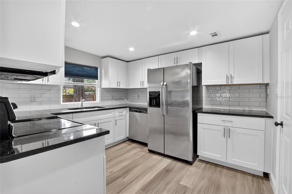 For Sale: $335,000 (2 beds, 2 baths, 1117 Square Feet)