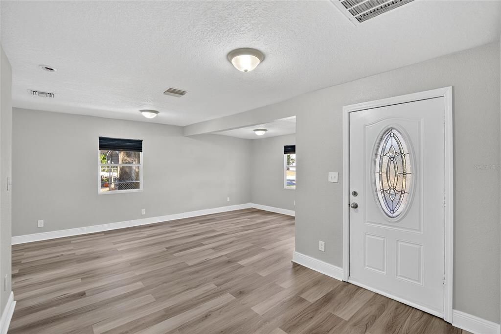 For Sale: $335,000 (2 beds, 2 baths, 1117 Square Feet)