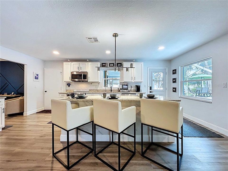 Activo con contrato: $525,000 (4 camas, 2 baños, 2112 Pies cuadrados)