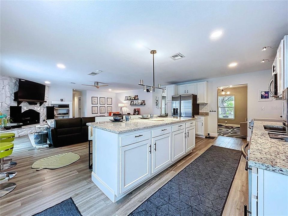 Activo con contrato: $525,000 (4 camas, 2 baños, 2112 Pies cuadrados)