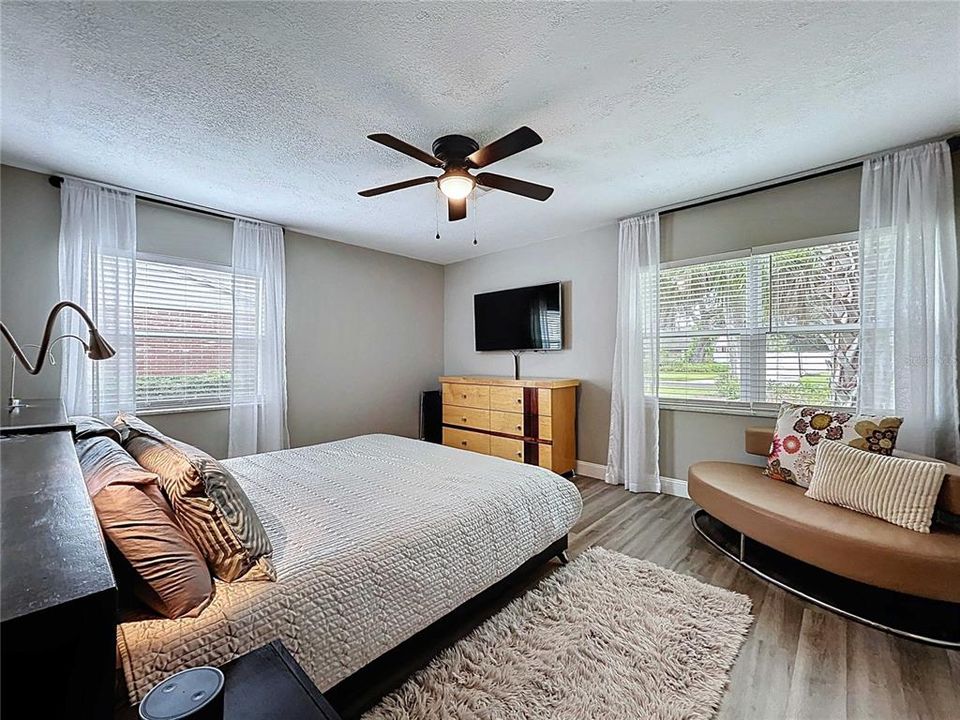 Activo con contrato: $525,000 (4 camas, 2 baños, 2112 Pies cuadrados)