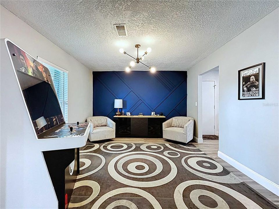 Activo con contrato: $525,000 (4 camas, 2 baños, 2112 Pies cuadrados)