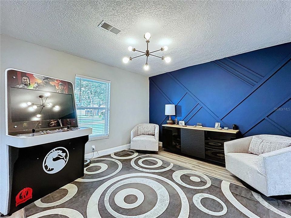 Activo con contrato: $525,000 (4 camas, 2 baños, 2112 Pies cuadrados)