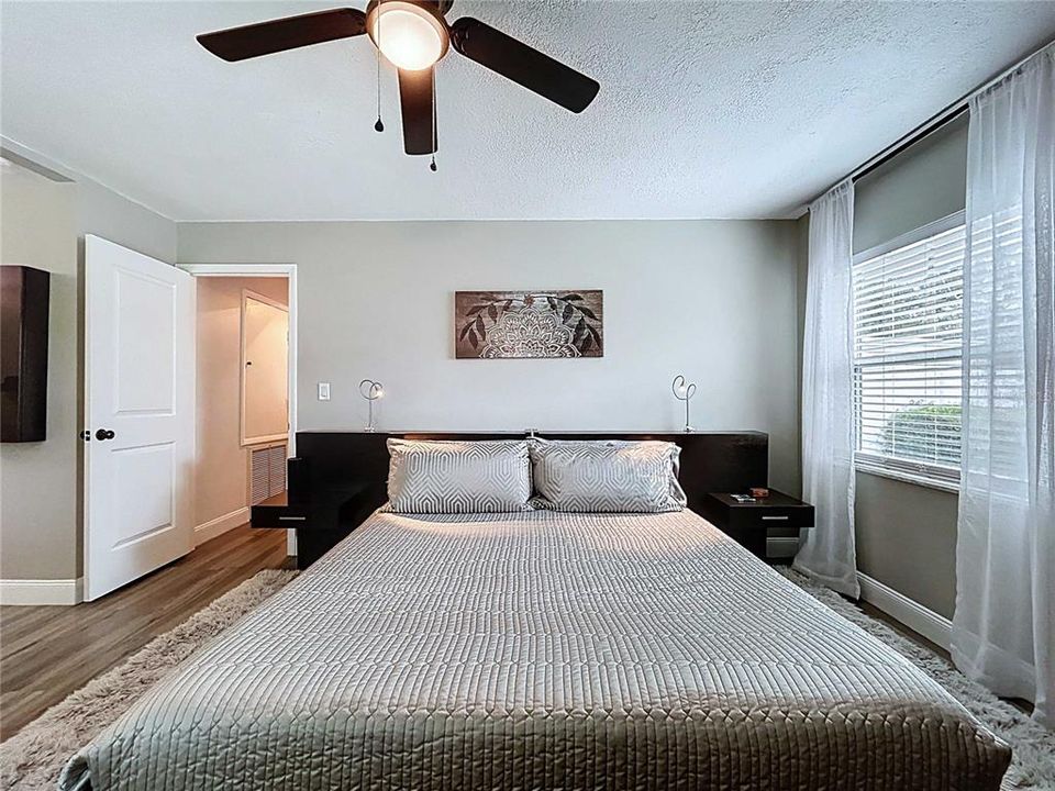 Activo con contrato: $525,000 (4 camas, 2 baños, 2112 Pies cuadrados)