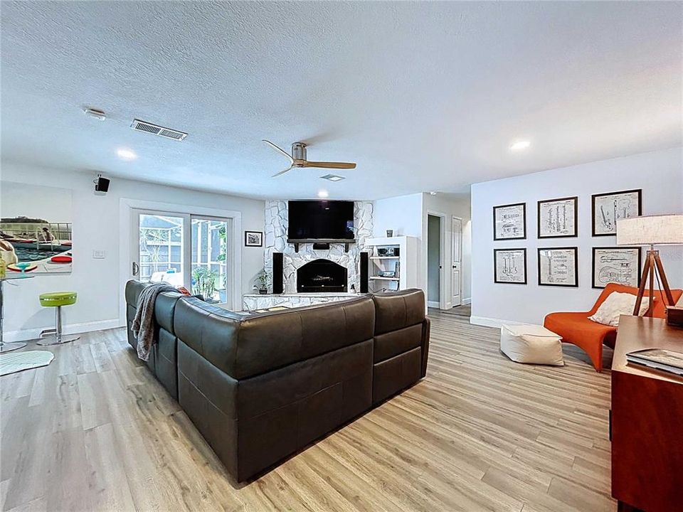 Activo con contrato: $525,000 (4 camas, 2 baños, 2112 Pies cuadrados)