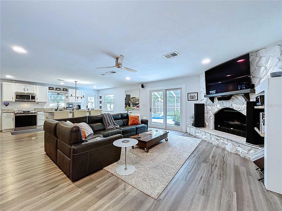 Activo con contrato: $525,000 (4 camas, 2 baños, 2112 Pies cuadrados)