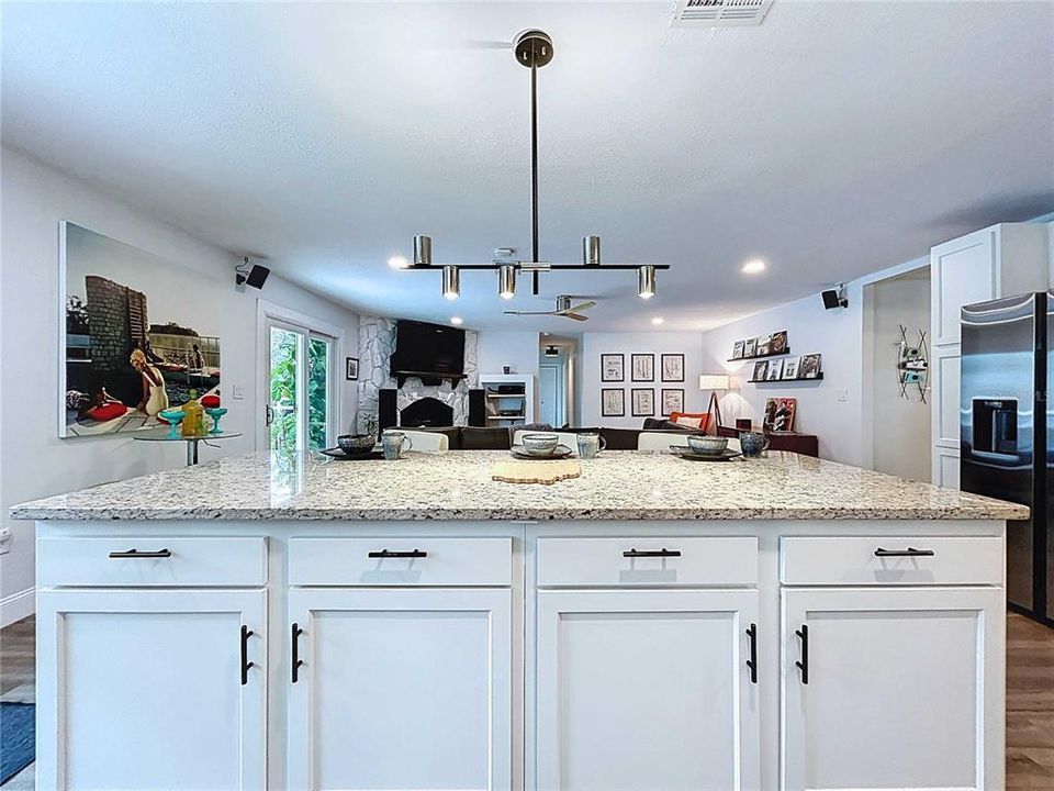 Activo con contrato: $525,000 (4 camas, 2 baños, 2112 Pies cuadrados)