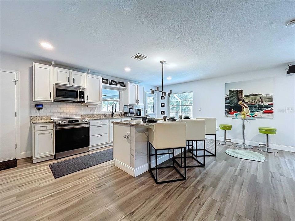 Activo con contrato: $525,000 (4 camas, 2 baños, 2112 Pies cuadrados)