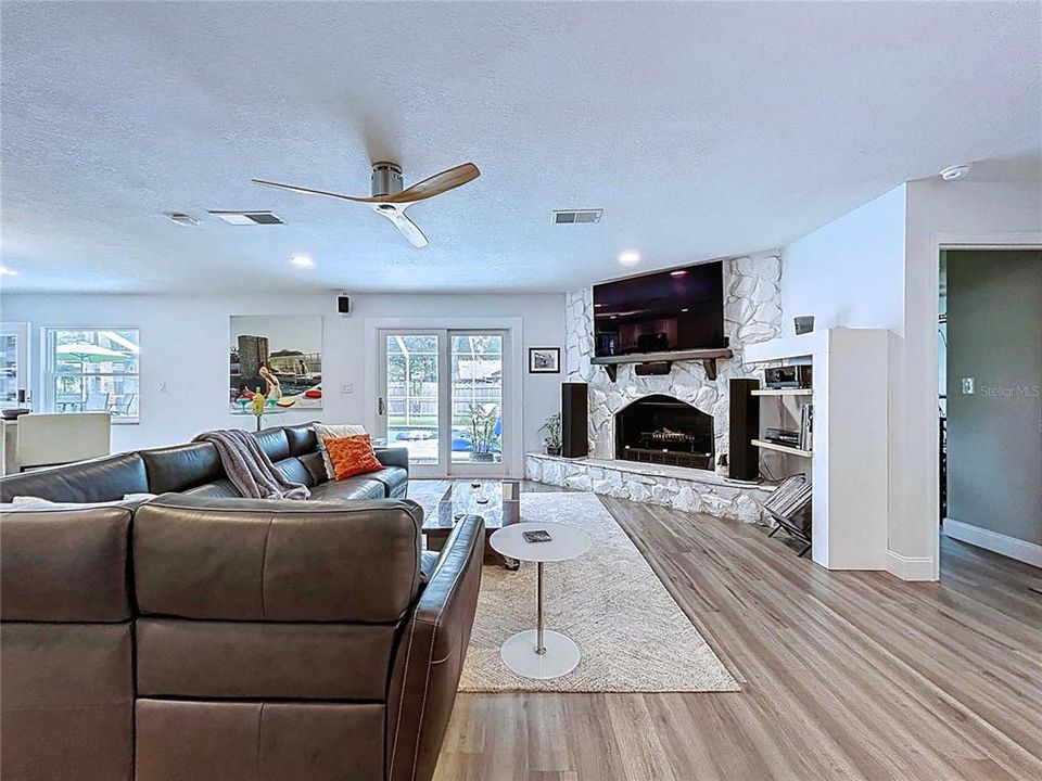 Activo con contrato: $525,000 (4 camas, 2 baños, 2112 Pies cuadrados)