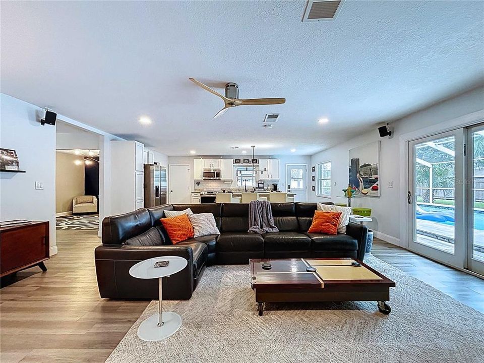 Activo con contrato: $525,000 (4 camas, 2 baños, 2112 Pies cuadrados)