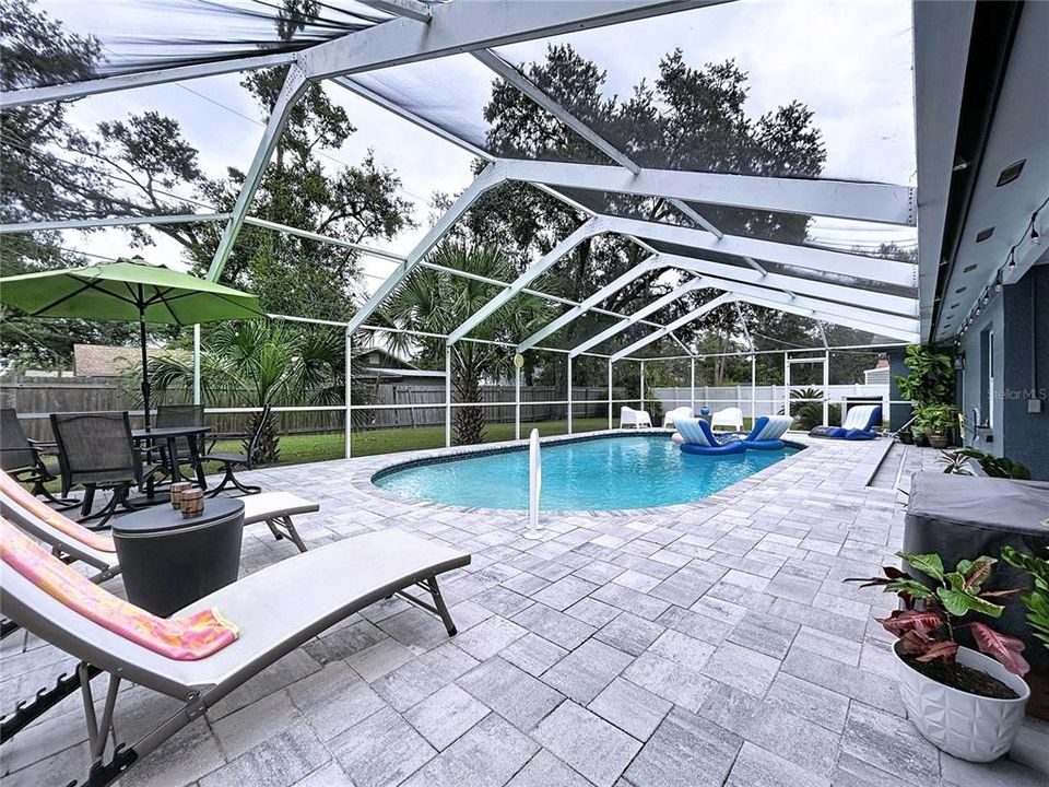 Activo con contrato: $525,000 (4 camas, 2 baños, 2112 Pies cuadrados)