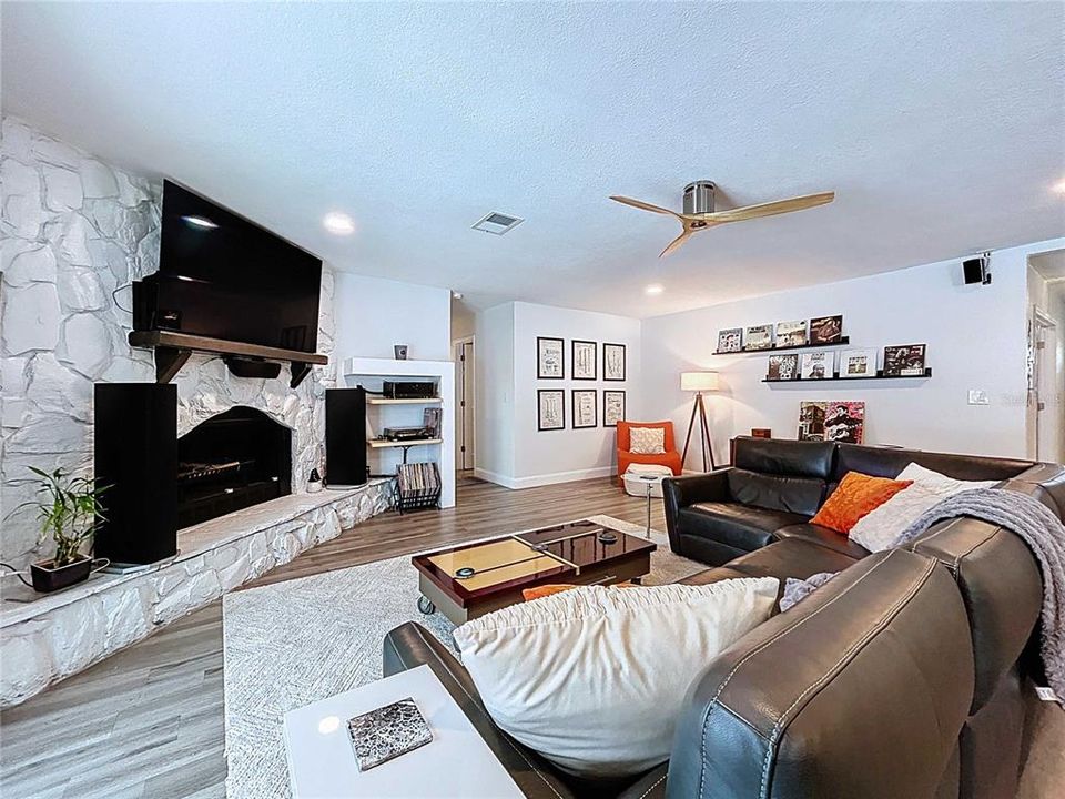 Activo con contrato: $525,000 (4 camas, 2 baños, 2112 Pies cuadrados)