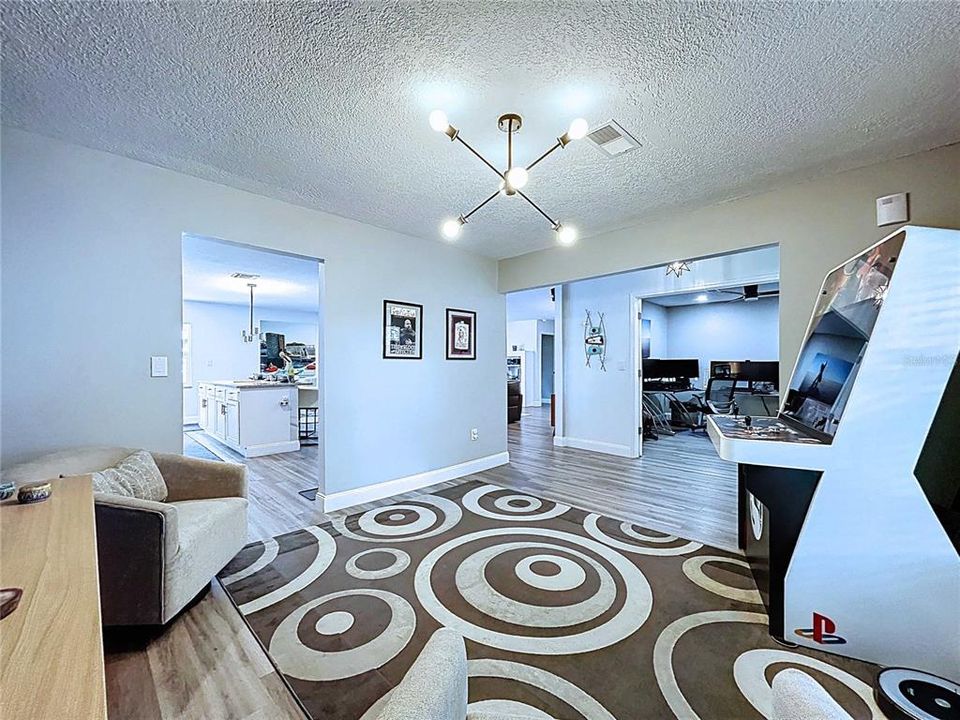 Activo con contrato: $525,000 (4 camas, 2 baños, 2112 Pies cuadrados)