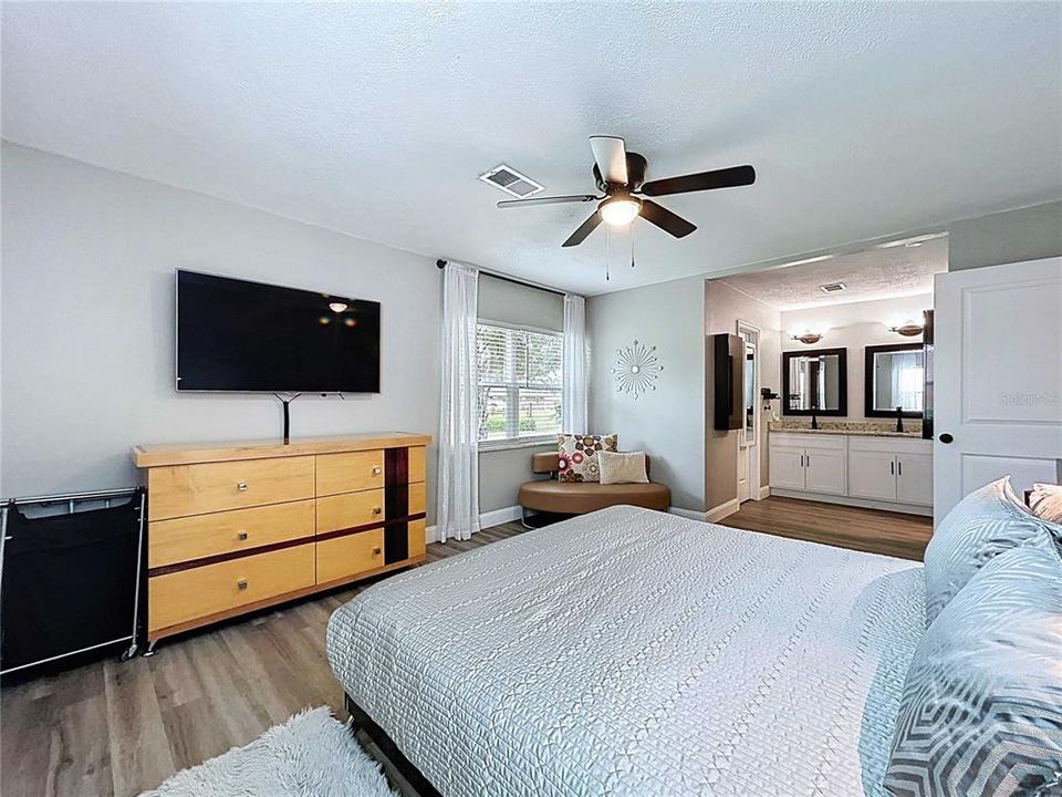 Activo con contrato: $525,000 (4 camas, 2 baños, 2112 Pies cuadrados)