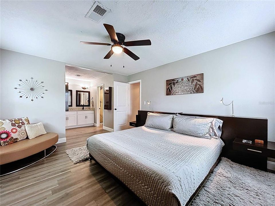 Activo con contrato: $525,000 (4 camas, 2 baños, 2112 Pies cuadrados)