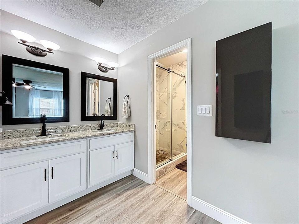 Activo con contrato: $525,000 (4 camas, 2 baños, 2112 Pies cuadrados)