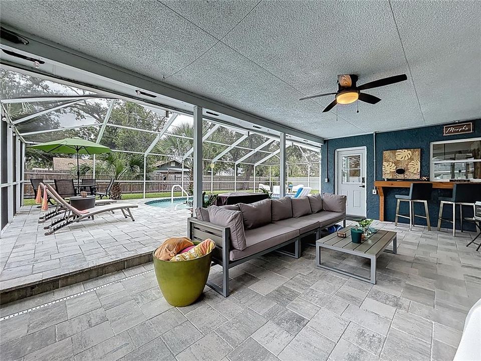 Activo con contrato: $525,000 (4 camas, 2 baños, 2112 Pies cuadrados)