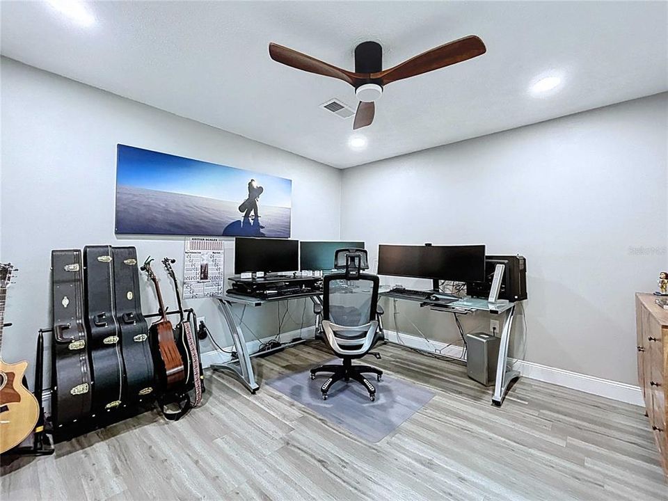 Activo con contrato: $525,000 (4 camas, 2 baños, 2112 Pies cuadrados)