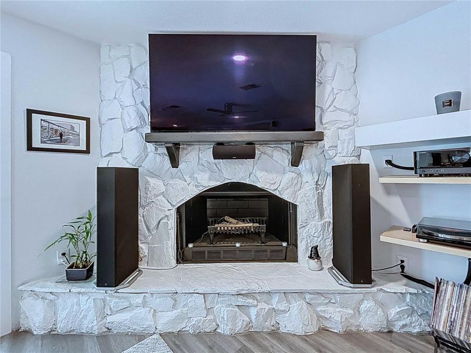 Activo con contrato: $525,000 (4 camas, 2 baños, 2112 Pies cuadrados)