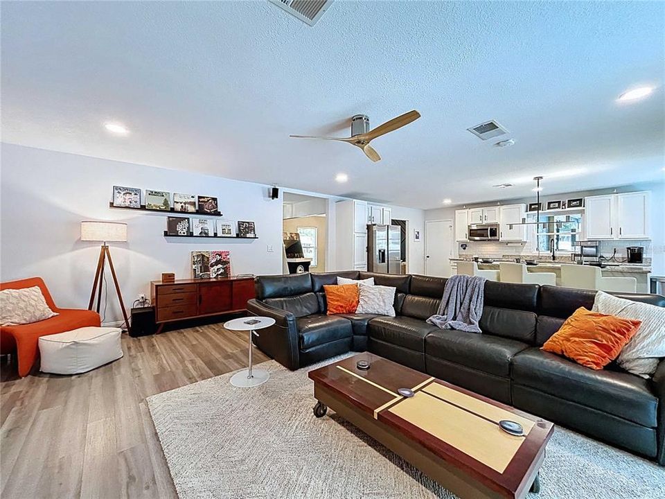 Activo con contrato: $525,000 (4 camas, 2 baños, 2112 Pies cuadrados)