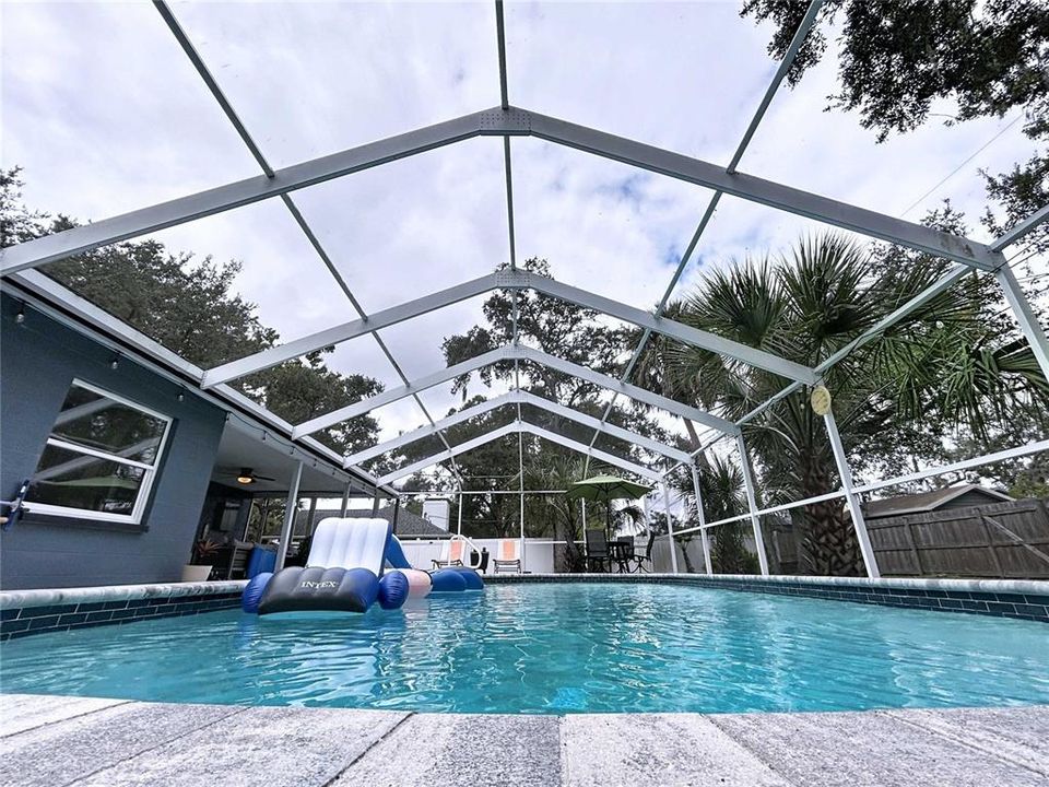 Activo con contrato: $525,000 (4 camas, 2 baños, 2112 Pies cuadrados)