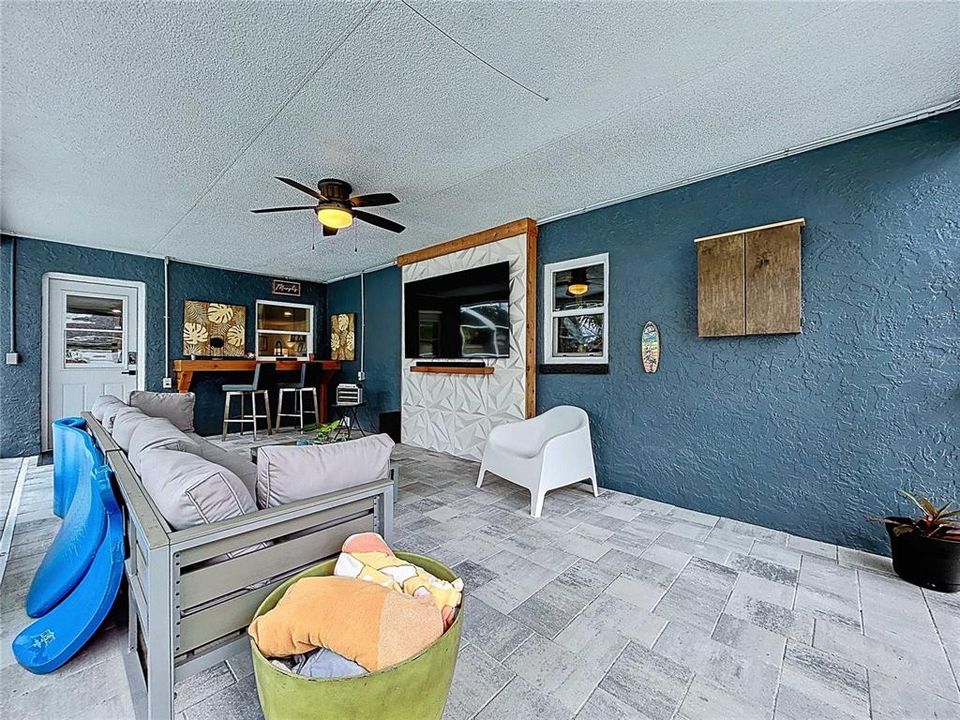 Activo con contrato: $525,000 (4 camas, 2 baños, 2112 Pies cuadrados)