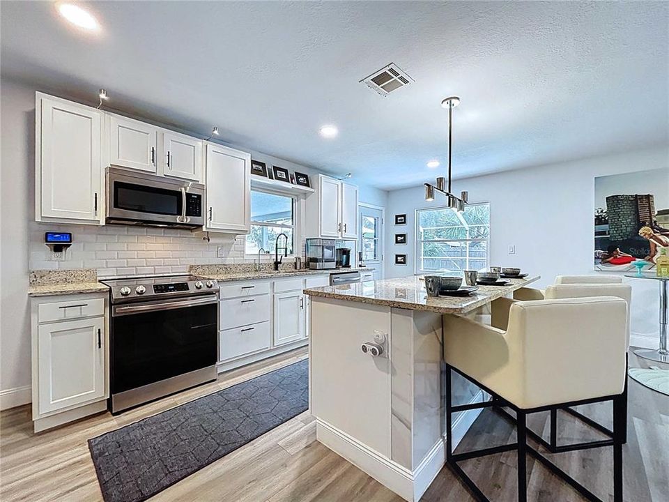 Activo con contrato: $525,000 (4 camas, 2 baños, 2112 Pies cuadrados)