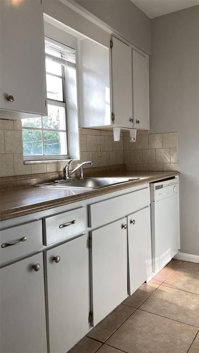 出租: $1,300 (1 贝兹, 1 浴室, 598 平方英尺)