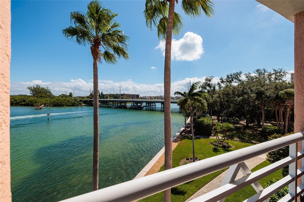 合同活跃: $1,250,000 (3 贝兹, 2 浴室, 1867 平方英尺)