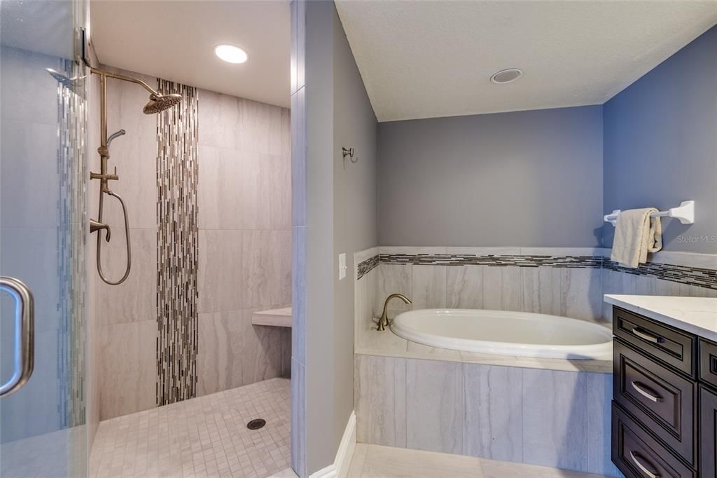 合同活跃: $1,250,000 (3 贝兹, 2 浴室, 1867 平方英尺)