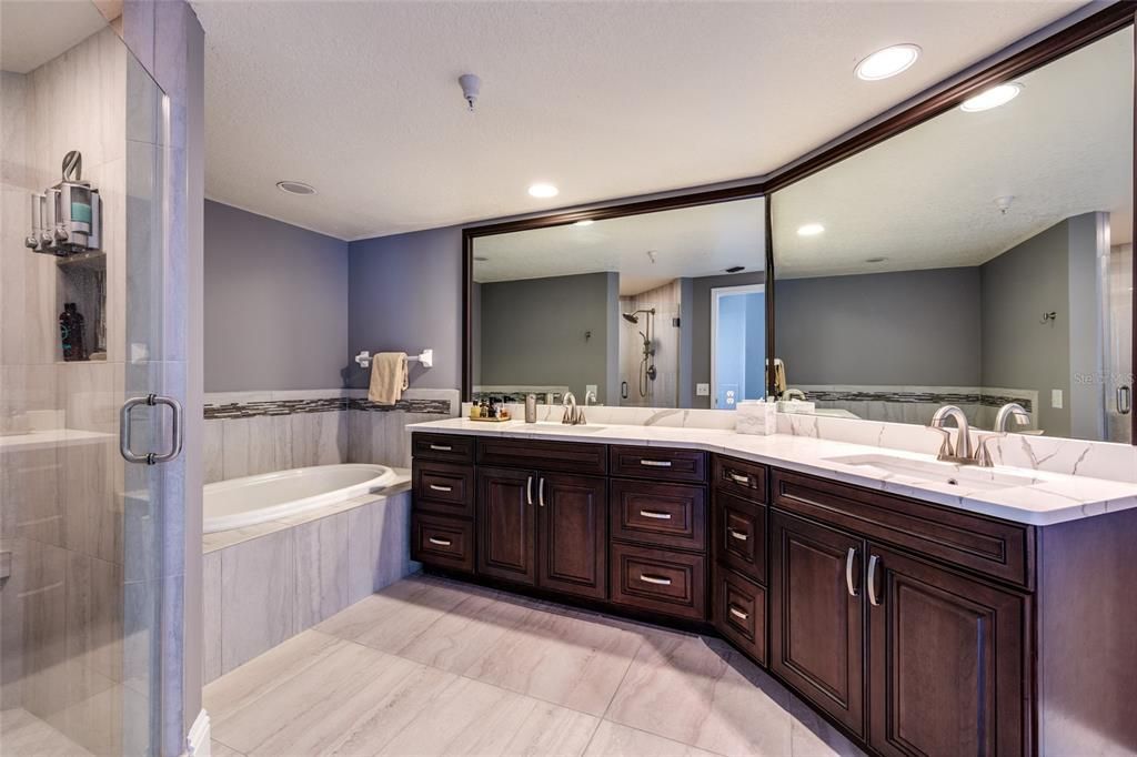 合同活跃: $1,250,000 (3 贝兹, 2 浴室, 1867 平方英尺)